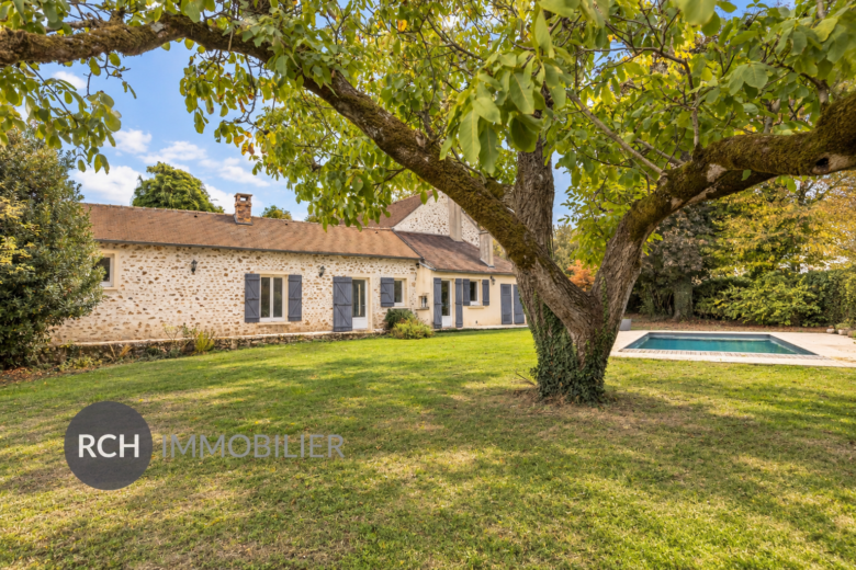 Photos du bien : Boullay-les-Troux – Charmante maison en pierre entièrement rénovée sur un joli jardin plat avec piscine
