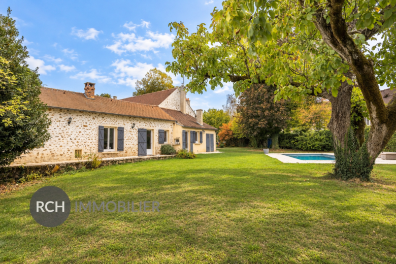 Photos du bien : Boullay-les-Troux – Charmante maison en pierre entièrement rénovée sur un joli jardin plat avec piscine
