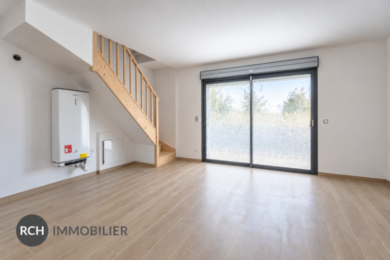 Photos du bien : Beynes – Maison de ville en pierre entièrement rénovée avec terrasse et jardin
